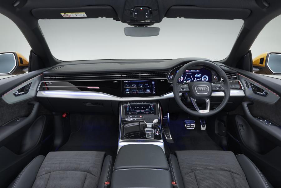 Торпедо Audi Q8 55 TFSI Quattro S-Line 2019 года  (JP) (фото 5 из 37)